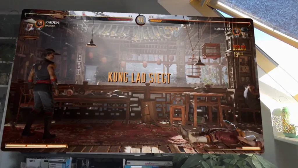 Mortal Kombat 1 per Xbox Cloud Gaming auf der Meta Quest 3: Kung Lao gewinnt, der virtuelle Bildschirm hängt im Wohnzimmer
