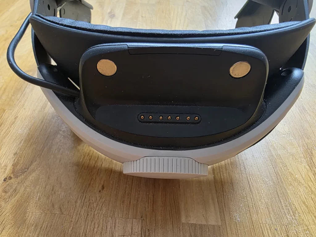 B100U Halterung am BoboVR M3 Pro mit 2 Magneten und Kontaktpins für den B100 Akku