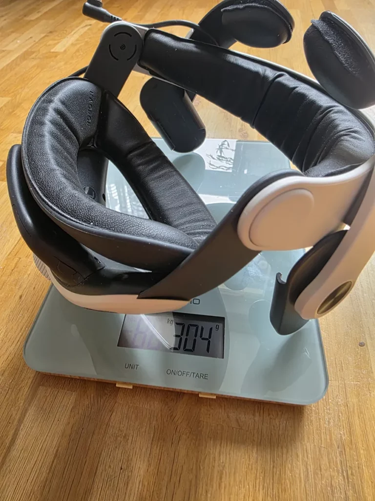 BoboVR M3 Pro ohne Akku mit B100U Halterung und Kabel auf der Küchenwaage, Anzeige 304 g