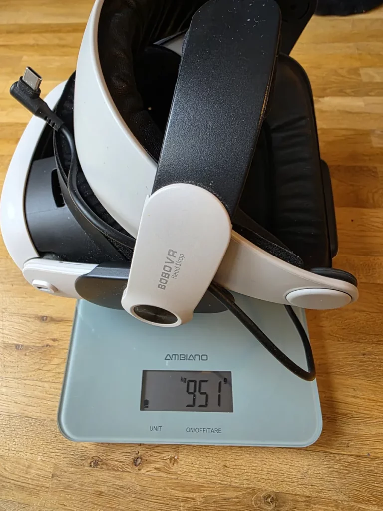 Meta Quest 3 mit BoboVR M3 Pro und B100 Akku auf der Küchenwaage, Anzeige 951 g