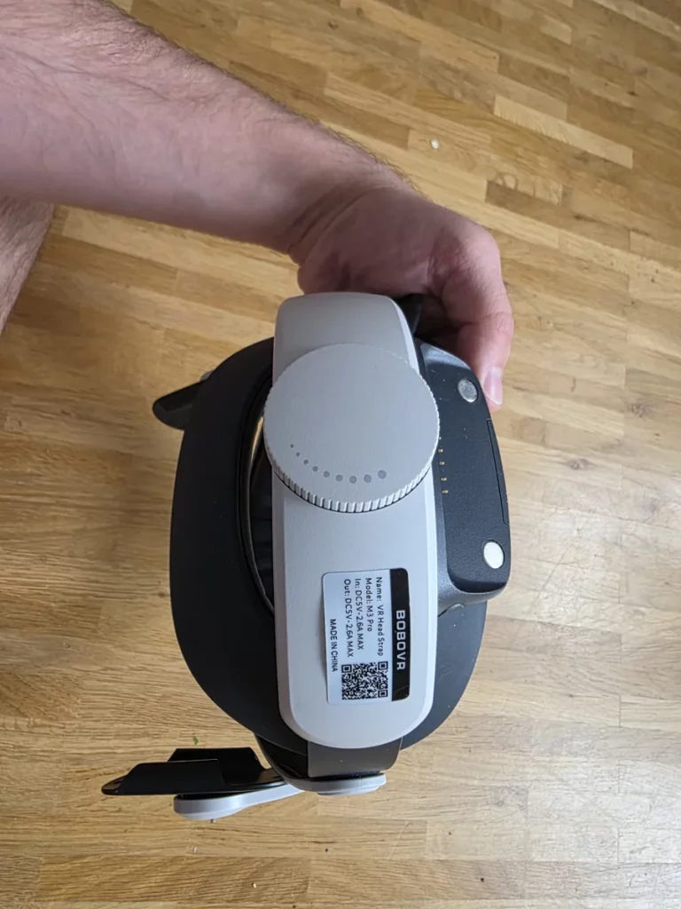 Typenschild am Hinterkopfteil des BoboVR M3 Pro mit Name VR Head Strap und Model M3 Pro
