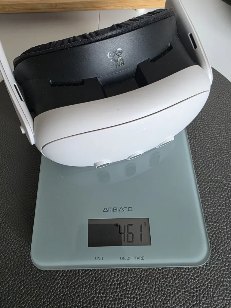 Meta Quest 3 ohne Kopfband mit AMVR Gesichtspolster auf der Küchenwaage, Anzeige 461 g
