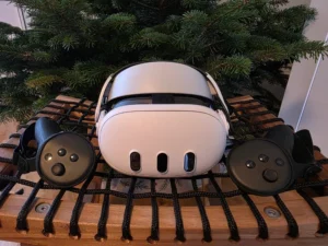 Eigener Test der Meta Quest 3 mit Controllern vor einem Weihnachtsbaum – Erfahrungsbericht.