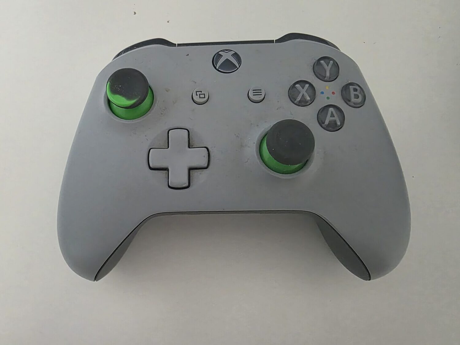 Xbox Wireless Controller in Grau mit grünen Stick-Aufsätzen
