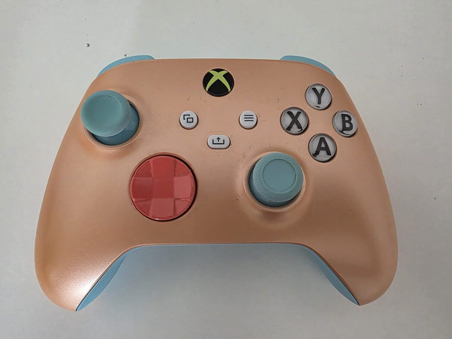 Xbox Wireless Controller in Lachsfarben (Sunkissed Peach) mit rotem D-Pad