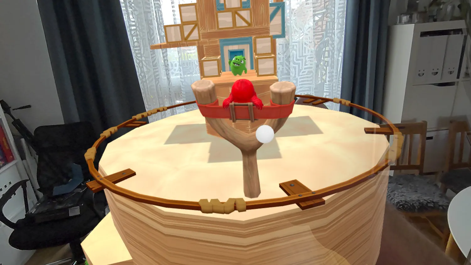 Red liegt in der Schleuder im Mixed-Reality-Modus von Angry Birds VR Isle of Pigs