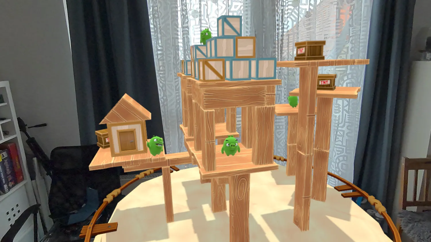 Angry Birds VR Isle of Pigs im Mixed-Reality-Modus: Schweine-Festung mit TNT-Kisten auf dem Wohnzimmertisch