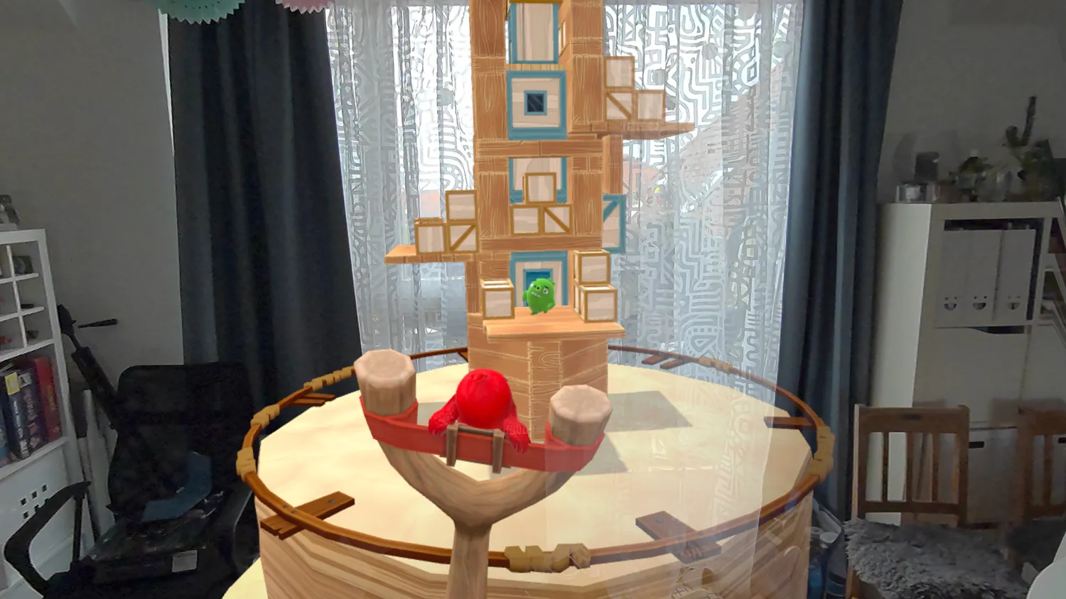 Hoher Schweine-Turm im Mixed-Reality-Modus von Angry Birds VR vor dem Wohnzimmerfenster