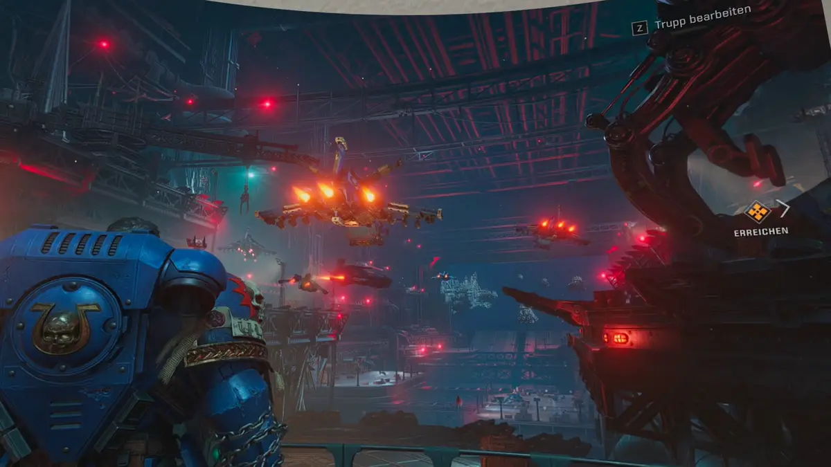 Riesiger Hangar mit startenden Flugschiffen und roten Lichteffekten in Space Marine 2