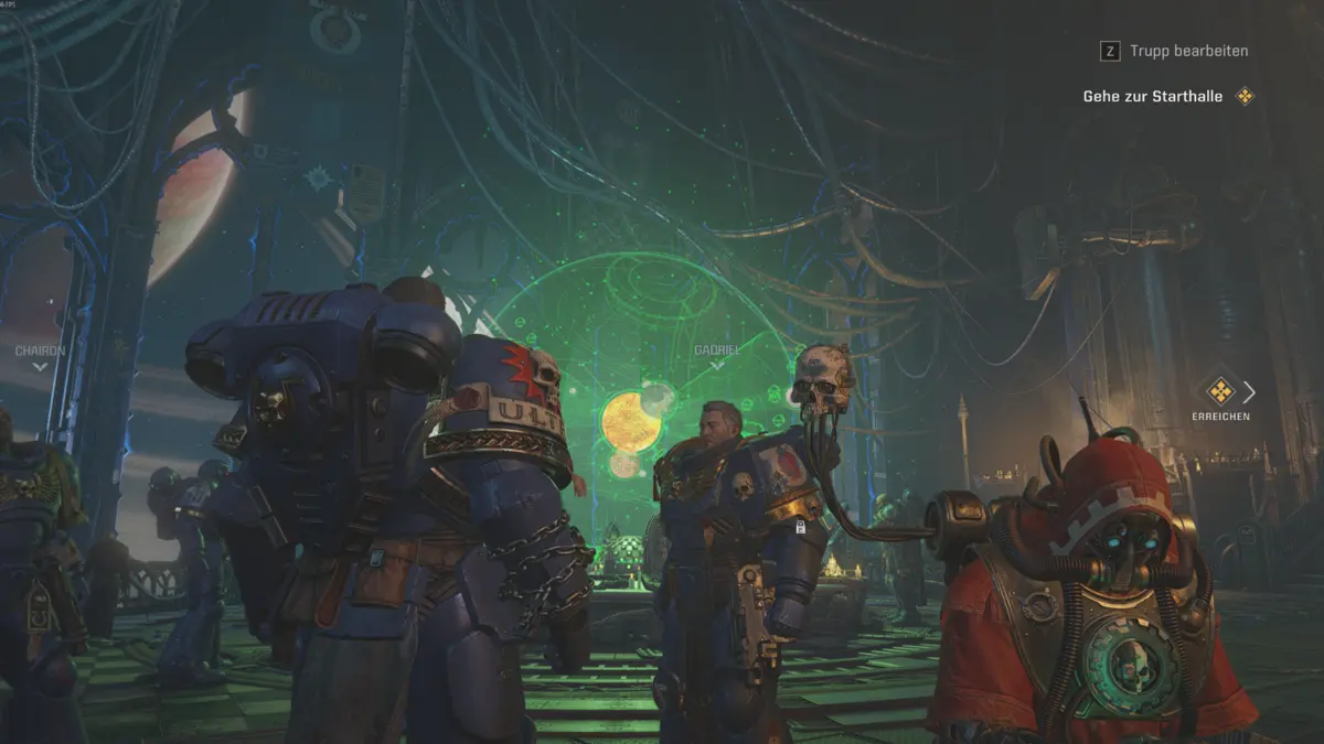 Mechanicus-Maschine mit grünen Lichteffekten im Inneren des Schlachtkreuzers in Space Marine 2