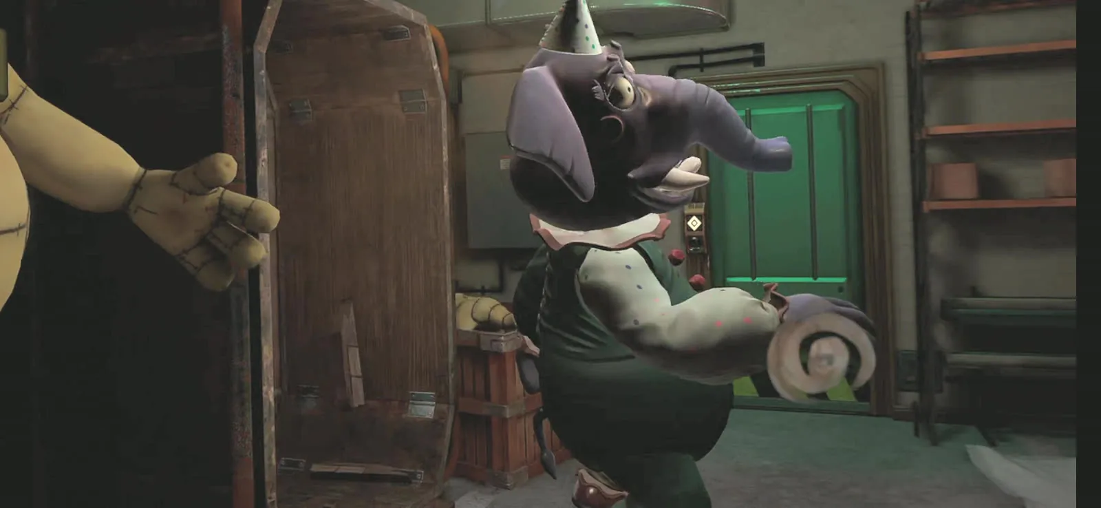 Secret of the Mimic in VR: der Elefanten-Animatronic mit Partyhut kommt hinter einer Tür hervor