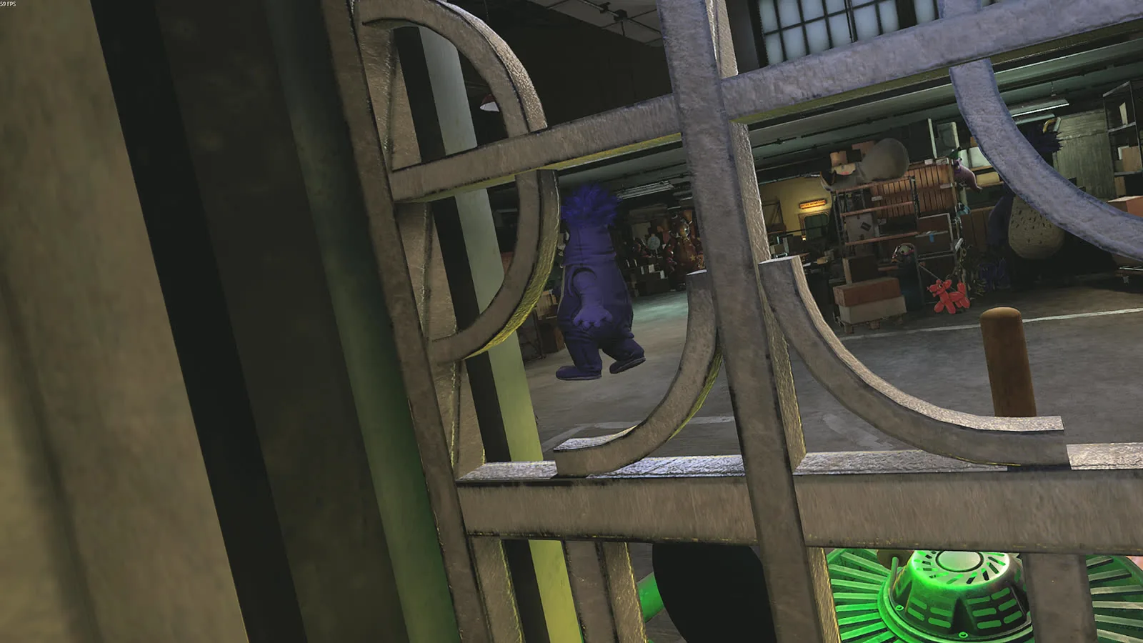 Secret of the Mimic in VR: Hedgehog Hudgie patrouilliert in der Werkstatt, gesehen durch ein Gittertor