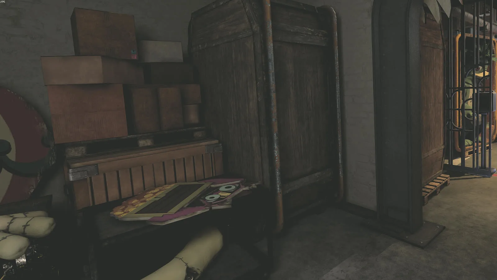 Secret of the Mimic in VR: Lagerraum mit Kisten und Kostümteilen