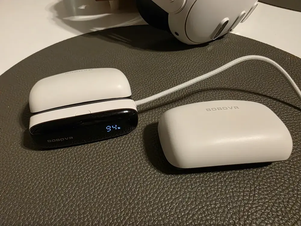 BoboVR PD100 mit aufgesetztem B100 Akku und zweitem B100 Akku daneben