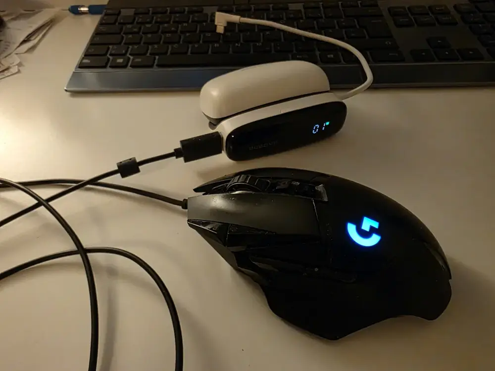 BoboVR PD100 als Powerbank: Über den USB-A Port lädt eine Logitech Maus, das Display zeigt die Leistung in Watt
