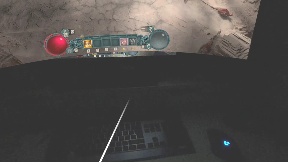 Tastatur und Maus im Passthrough unter der Diablo-4-Leinwand in der Meta Quest 3