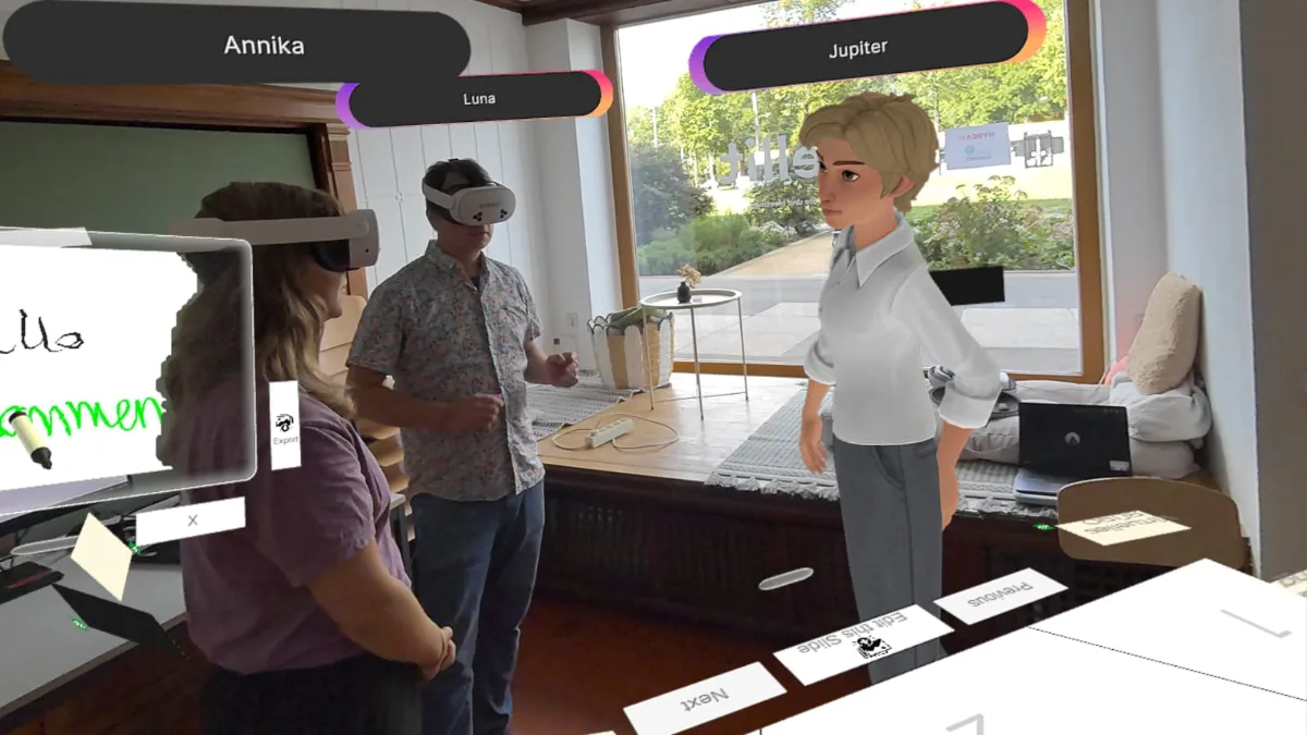 Avatar Jupiter und echte Teilnehmer mit VR-Brille im selben Workshopraum in HYBEAM