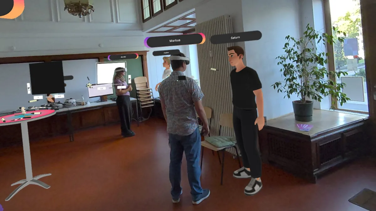 Marcus im Gespräch mit dem Avatar Saturn aus Köln im Leipziger Workshopraum in HYBEAM