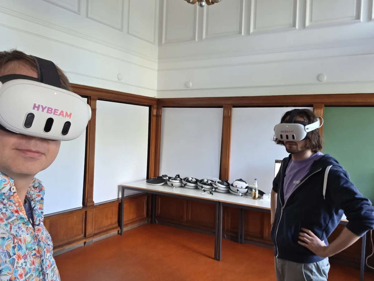 Bank mit vorbereiteten Meta Quest Brillen für die Teilnehmer des HYBEAM-Workshops in Leipzig