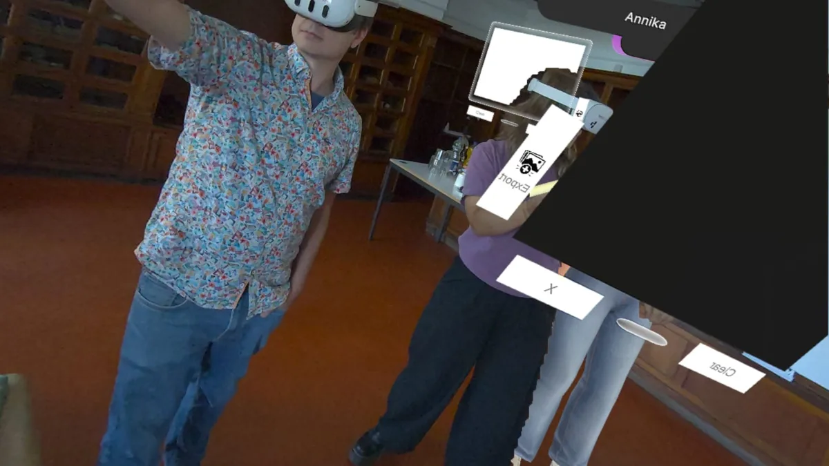 Virtuelles Whiteboard mit Export- und Clear-Schaltfläche in HYBEAM, daneben echte Teilnehmer