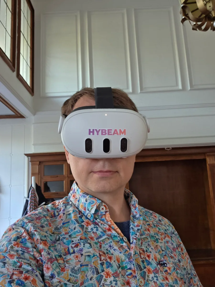 Marcus Jegszent mit einer Meta Quest 3 mit HYBEAM-Aufdruck